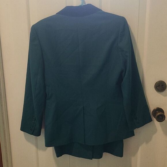Size 8 Carlisle Ladies Skirt and Jacket Suit in Green Wool With Velvet Collar - Picture 7 of 16